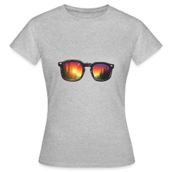 Sonnenbrille / Reflektion / Wald / Spiegelung - Frauen T-Shirt - Grau meliert - Vorne - AI Model Female 172 dark (172cm)