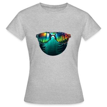 Sonnenbrille / Reflektion / Wald / Spiegelung - Frauen T-Shirt - Grau meliert - Vorne - AI Model Female 172 dark (172cm)