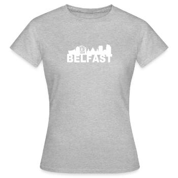 Belfast Großbritannien Skyline Geschenkidee - Frauen T-Shirt - Grau meliert - Vorne - AI Model Female 172 dark (172cm)