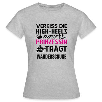 Prinzessin trägt Wanderschuhe / High-heels Berge - Frauen T-Shirt - Grau meliert - Vorne - AI Model Female 172 dark (172cm)