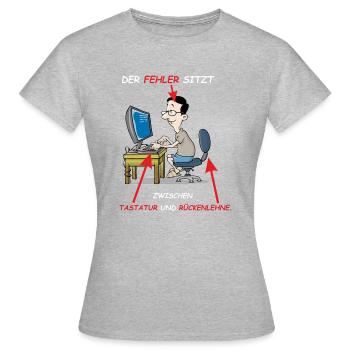 DER FEHLER SITZT ZWISCHEN TASTATUR UND RÜCKENLEHNE - Frauen T-Shirt - Grau meliert - Vorne - AI Model Female 172 dark (172cm)