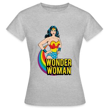 Wonder Woman Regenbogen Schriftzug - Frauen T-Shirt - Grau meliert - Vorne - AI Model Female 172 dark (172cm)