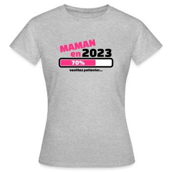 maman en 2023 veuillez patienter - T-shirt Femme - gris chiné - Devant - AI Model Female 172 dark (172cm)