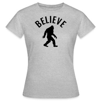 Bigfoot Yeti believe Big Foot Fabuleux - T-shirt Femme - gris chiné - Devant - AI Model Female 172 dark (172cm)