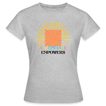 L’acceptation donne les moyens - T-shirt Femme - gris chiné - Devant - AI Model Female 172 dark (172cm)