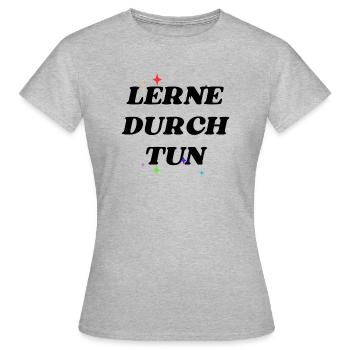 Lerne durch Tun - Frauen T-Shirt - Grau meliert - Vorne - AI Model Female 172 dark (172cm)