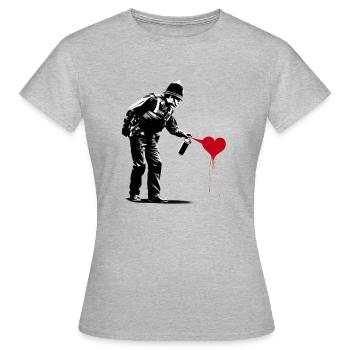 Un policier anglais asperge un cœur rouge - T-shirt Femme - gris chiné - Devant - AI Model Female 172 dark (172cm)