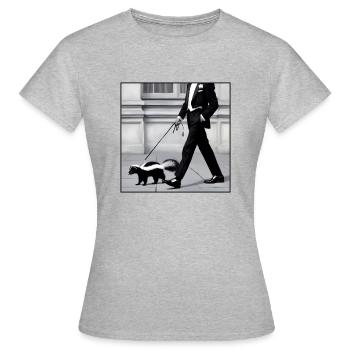 Stinktier an der Leine - Frauen T-Shirt - Grau meliert - Vorne - AI Model Female 172 dark (172cm)