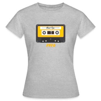 Alte Kassette - Jahrgang 1976 - Frauen T-Shirt - Grau meliert - Vorne - AI Model Female 172 dark (172cm)