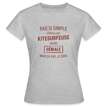 Kitesurfeuse GÉNIALE rouge brunâtre foncé - T-shirt Femme - gris chiné - Devant - AI Model Female 172 dark (172cm)