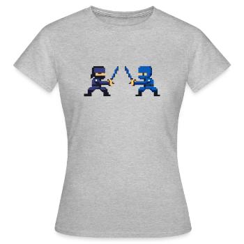 PixelArt, combat de ninja - T-shirt Femme - gris chiné - Devant - AI Model Female 172 dark (172cm)
