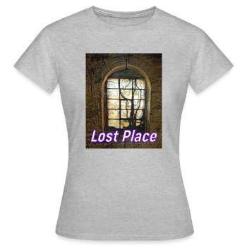 The window to the courtyard - Women's T-Shirt - heather grey - Front - AI Model Female 172 dark (172cm)