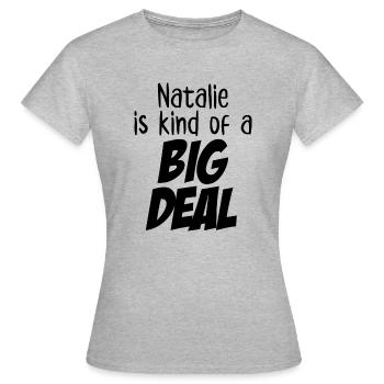 Natalie est un peu une grosse affaire - T-shirt Femme - gris chiné - Devant - AI Model Female 172 dark (172cm)