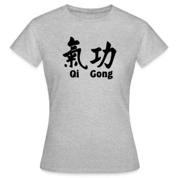 QI-Gong-Skript mit Text horizontal - Frauen T-Shirt - Grau meliert - Vorne - AI Model Female 172 dark (172cm)