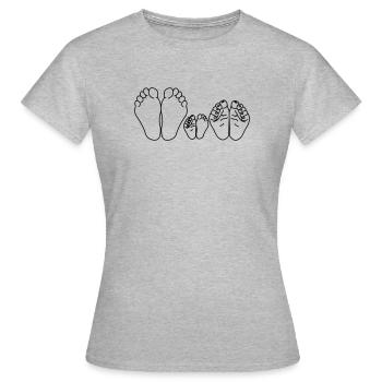 Lower-kneed feet of a man woman and child - Women's T-Shirt - heather grey - Front - AI Model Female 172 dark (172cm)
