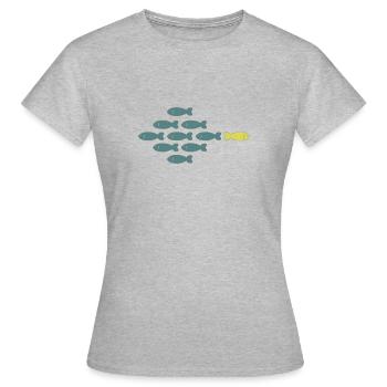 Poisson dans la mer contre le ruisseau - T-shirt Femme - gris chiné - Devant - AI Model Female 172 dark (172cm)