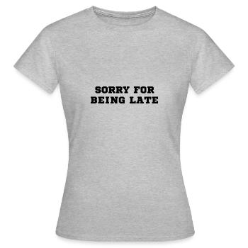 Désolé d’être en retard Humour drôle T-shirt - T-shirt Femme - gris chiné - Devant - AI Model Female 172 dark (172cm)