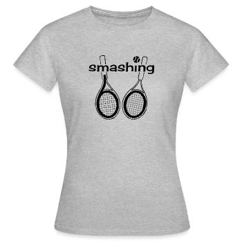 Smashing 60 - Joyeux anniversaire joueur de tennis - T-shirt Femme - gris chiné - Devant - AI Model Female 172 dark (172cm)