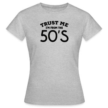 Né dans les années 50 cadeau anniversaire - T-shirt Femme - gris chiné - Devant - AI Model Female 172 dark (172cm)