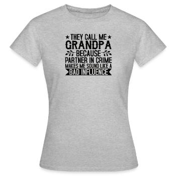 Opa der schlechte Einfluss - Frauen T-Shirt - Grau meliert - Vorne - AI Model Female 172 dark (172cm)