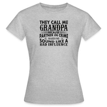 Opa der schlechte Einfluss - Frauen T-Shirt - Grau meliert - Vorne - AI Model Female 172 dark (172cm)