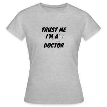 Croyez-moi, je suis un docteur presque ridicule T-shirt - T-shirt Femme - gris chiné - Devant - AI Model Female 172 dark (172cm)
