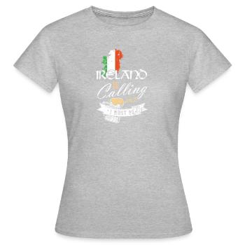 Irland Ruft Und Ich Muss Gehen Zum St. Patricks - Frauen T-Shirt - Grau meliert - Vorne - AI Model Female 172 dark (172cm)