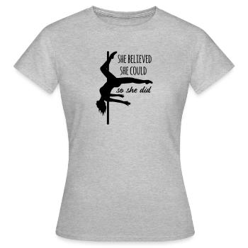 Poledance Trick Scorpio mit Zitat "She believed" - Frauen T-Shirt - Grau meliert - Vorne - AI Model Female 172 dark (172cm)