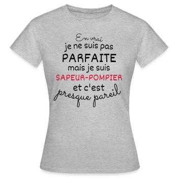 In Wirklichkeit nicht perfekt, aber ich bin ein Feuerwehrmann - Frauen T-Shirt - Grau meliert - Vorne - AI Model Female 172 dark (172cm)
