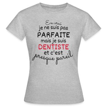 In Wirklichkeit nicht perfekt, aber Zahnarzt - Frauen T-Shirt - Grau meliert - Vorne - AI Model Female 172 dark (172cm)