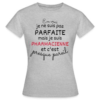 In Wirklichkeit nicht perfekt, aber Apotheker - Frauen T-Shirt - Grau meliert - Vorne - AI Model Female 172 dark (172cm)