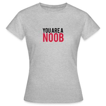 You are a Noob Logo - Frauen T-Shirt - Grau meliert - Vorne - AI Model Female 172 dark (172cm)