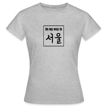 En route pour Séoul - T-shirt Femme - gris chiné - Devant - AI Model Female 172 dark (172cm)