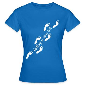 Walking on bare feet - Auf nackten Füßen laufen - Frauen T-Shirt - Royalblau - Vorne - AI Model Female 172 dark (172cm)