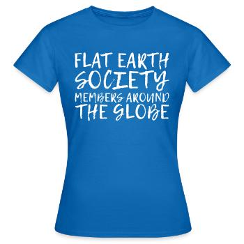 Flat Earth Society, membres du monde entier 14 - T-shirt Femme - bleu royal - Devant - AI Model Female 172 dark (172cm)