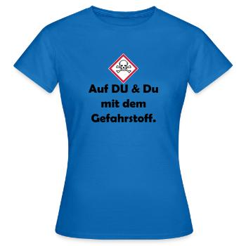 Auf Du und du mit dem Gefahrstoff (schwarz) - Frauen T-Shirt - Royalblau - Vorne - AI Model Female 172 dark (172cm)