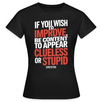 Zitat von Epiktet "Wenn du dich verbessern willst, sei ..." - Frauen T-Shirt - Schwarz - Vorne - AI Model Female 172 dark (172cm)