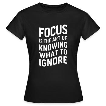 Fokus ist die Kunst zu wissen, was man ignorieren soll - Frauen T-Shirt - Schwarz - Vorne - AI Model Female 172 dark (172cm)