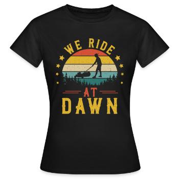 We Ride At Dawn Vintage Rasenmäher Gartenarbeit - Frauen T-Shirt - Schwarz - Vorne - AI Model Female 172 dark (172cm)