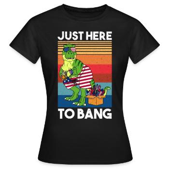 Just Here To Bang Firework Dinosaur USA Flag - Frauen T-Shirt - Schwarz - Vorne - AI Model Female 172 dark (172cm)