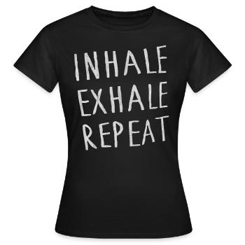 yoga - T-shirt Femme - noir - Devant - AI Model Female 172 dark (172cm)