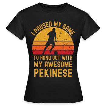 Fußball und Pekinese - Frauen T-Shirt - Schwarz - Vorne - AI Model Female 172 dark (172cm)