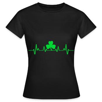 St. Patricks Day - Heartbeat mit Kleeblatt - Frauen T-Shirt - Schwarz - Vorne - AI Model Female 172 dark (172cm)