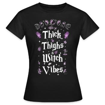Thick Thighs Witch Vibes Halloween Kostüm Hexe - Frauen T-Shirt - Schwarz - Vorne - AI Model Female 172 dark (172cm)