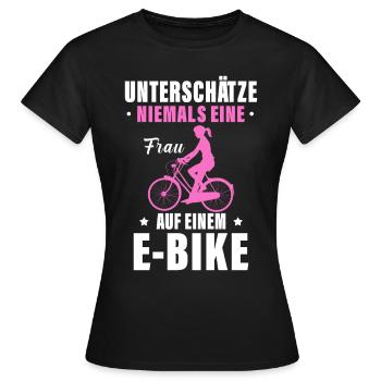 Unterschätze Niemals Eine Frau Auf Einem E Bike - Frauen T-Shirt - Schwarz - Vorne - AI Model Female 172 dark (172cm)