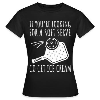 Soft Serve Pickleball - Frauen T-Shirt - Schwarz - Vorne - AI Model Female 172 dark (172cm)