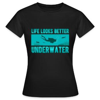 La vie est meilleure sous l'eau - T-shirt Femme - noir - Devant - AI Model Female 172 dark (172cm)