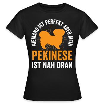 Pekinese ist perfekt Peking-Palasthund - Frauen T-Shirt - Schwarz - Vorne - AI Model Female 172 dark (172cm)