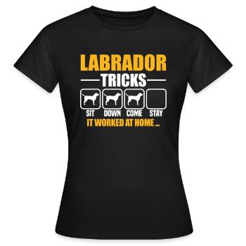 Labrador Tricks - Frauen T-Shirt - Schwarz - Vorne - AI Model Female 172 dark (172cm)