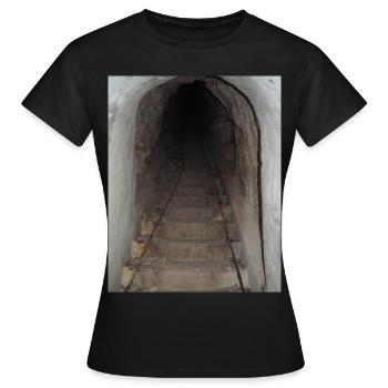 72AF1710 E609 4E5C 97B6 D18715D4AC12 - Frauen T-Shirt - Schwarz - Vorne - AI Model Female 172 dark (172cm)